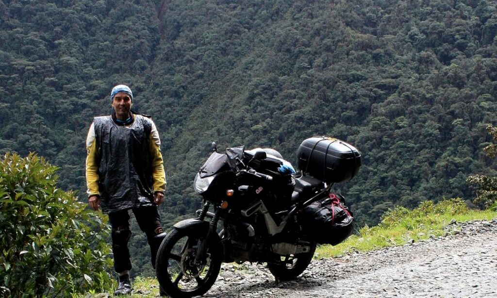 Momo viajando por la carretera de la Muerte en Colombia, 6 meses después de la operación.